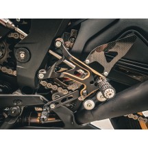 ESTRIBERAS RACING CNC AJUSTABLES NEGRO/ROJO MV AGUSTA SUPERVELOCE 800 / S / S.ORO 2020-2023